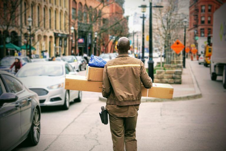 How to Enhance Business Efficiency Through Customized Courier Services